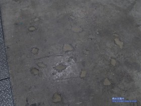 ホール床の補修痕