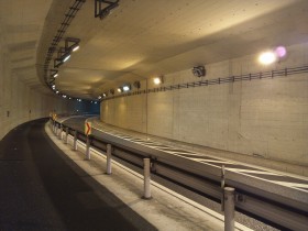 多摩丘陵トンネル内部