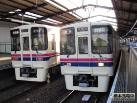 京王稲田堤駅に停車中の試運転列車（左）と若葉台行（右）