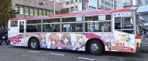 渋谷界隈を走行中！GF ガールフレンド（仮）1周年ラッピングバス
