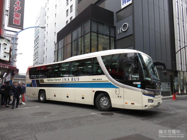 新宿高速バスターミナルを出発する伊那バス