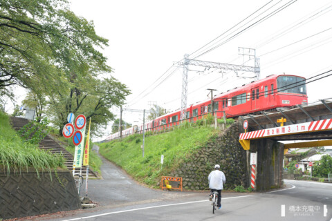【写真】笠松駅から競馬場へ向かう道中、写真左の階段を登り、道路をもう一本渡れば入場門は目の前。