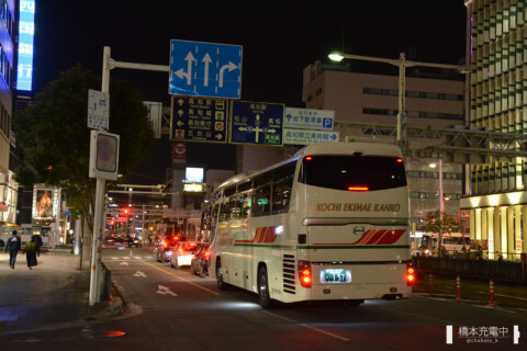【写真】南はりまや橋を発車し、高知駅へ向かう無料送迎バス（復路）。