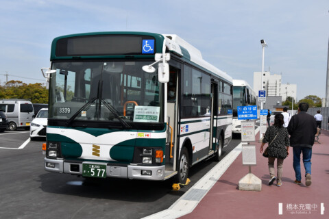 【写真】近鉄蟹江駅発着のバスは三重交通の路線バス車両が担当。所要時間は約25分。