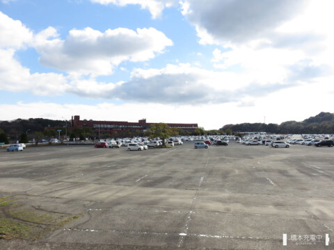 【写真】佐賀競馬場の眼の前に広がる広大な駐車場。写真奥が佐賀競馬場スタンド。